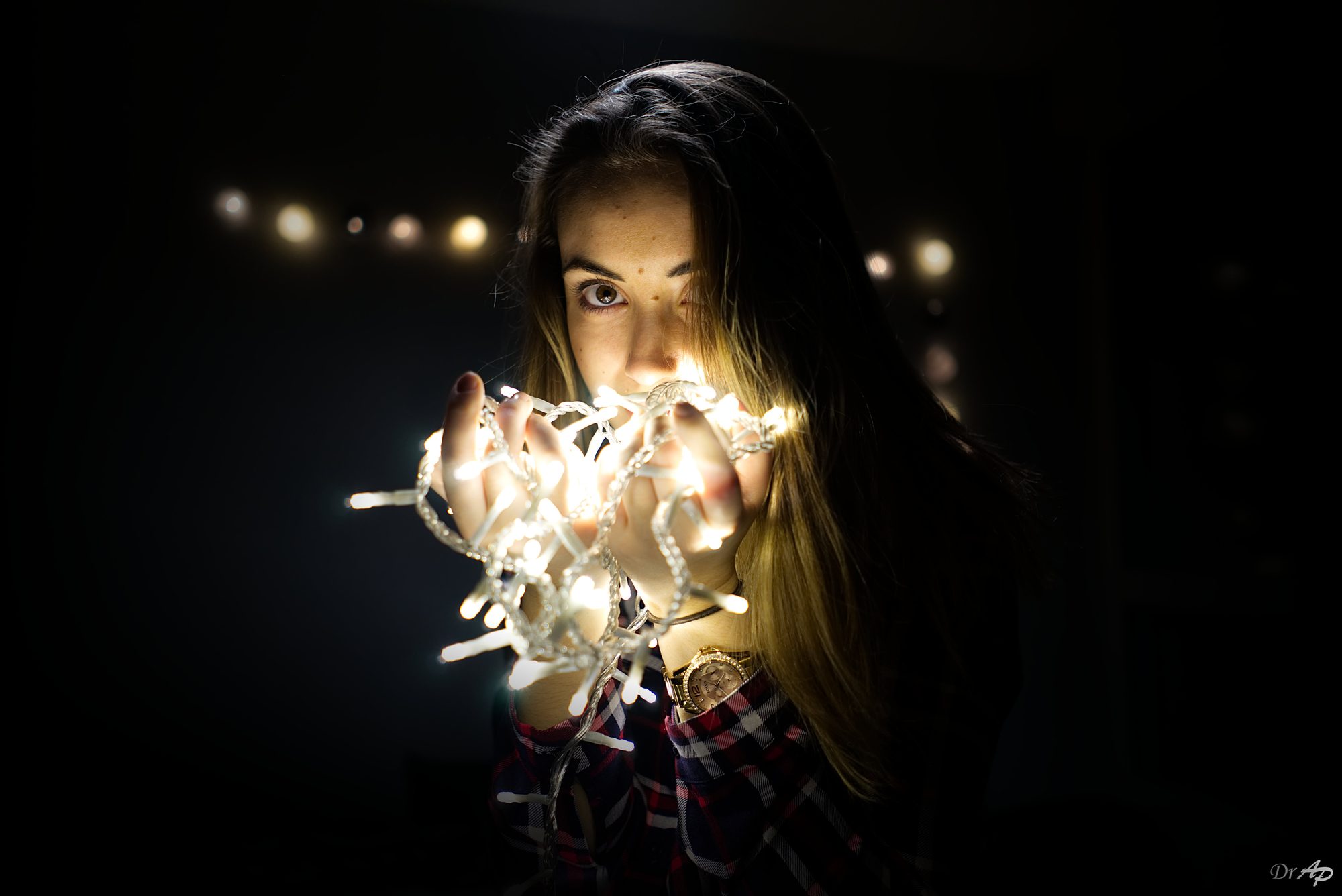 Portrait à la guirlande lumineuse