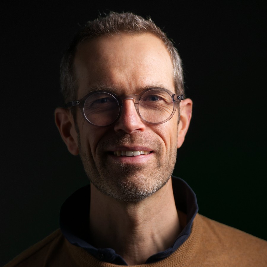 Gaëtan, photo de profil sur fond noir
